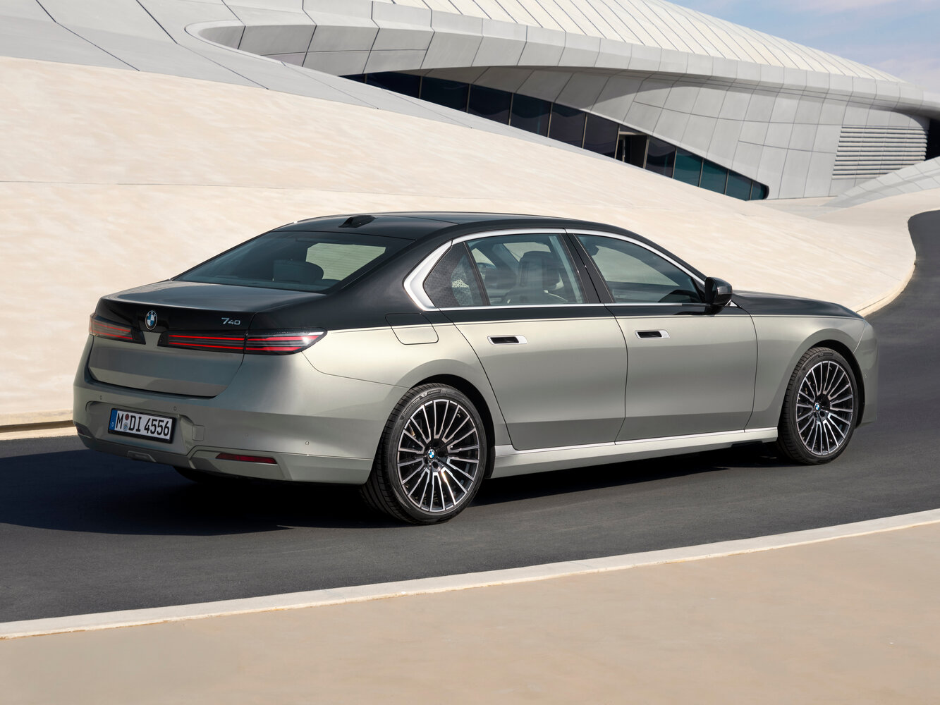 BMW 7 серии, VII (G70) Рестайлинг, 2026–2026, Седан: Вид сзади в три четверти