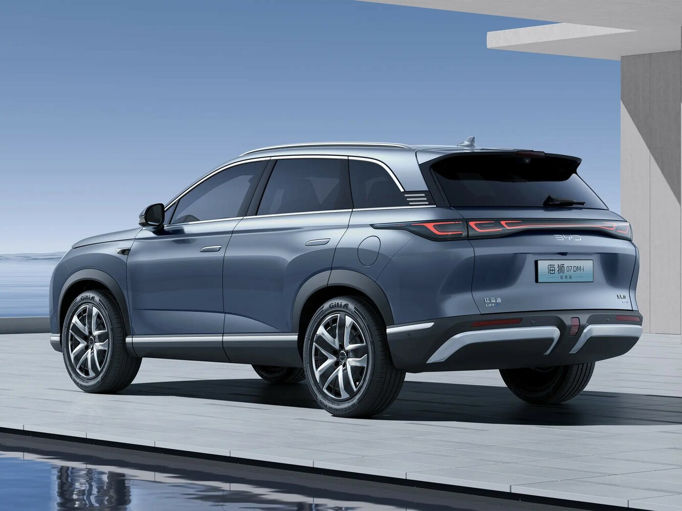 BYD Sea Lion 07, , 2024–2026, Внедорожник 5 дв. DM-i: Вид сзади в три четверти