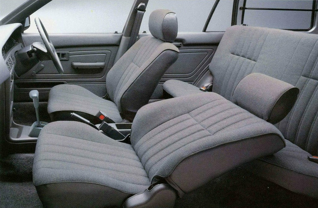 Toyota Sprinter, VI (E90), 1987–1991, Estate 5 door: Front cabin