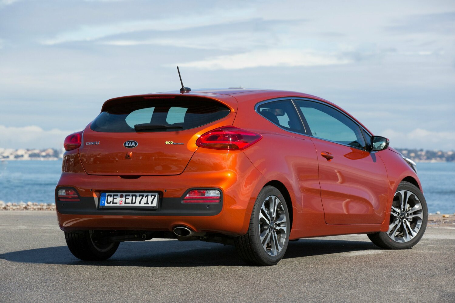 Kia Ceed, II, 2012–2015, Hatchback 3 door: Rear three-quarter view