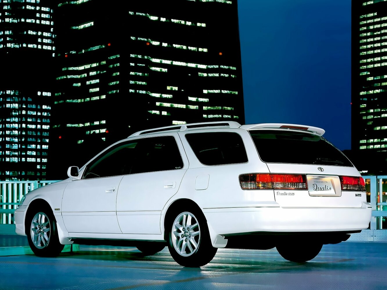 Toyota Mark II, VIII (X100), 1996–2002, Estate 5 door Qualis: Rear three-quarter view
