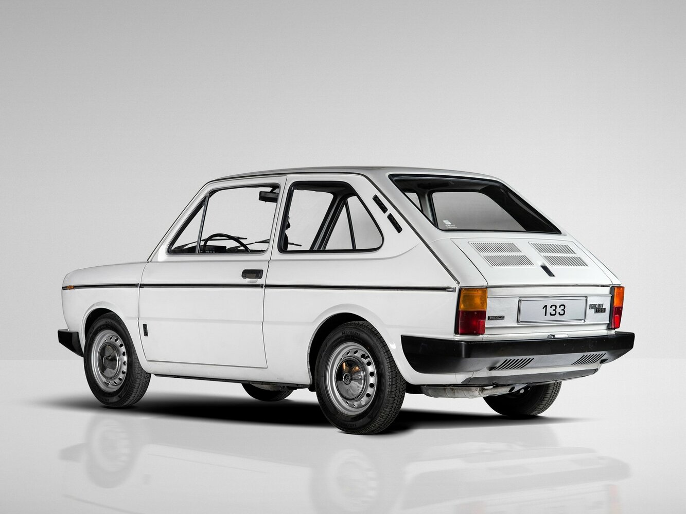 SEAT 133, , 1974–1979, Хэтчбек 3 дв.: Вид сзади в три четверти