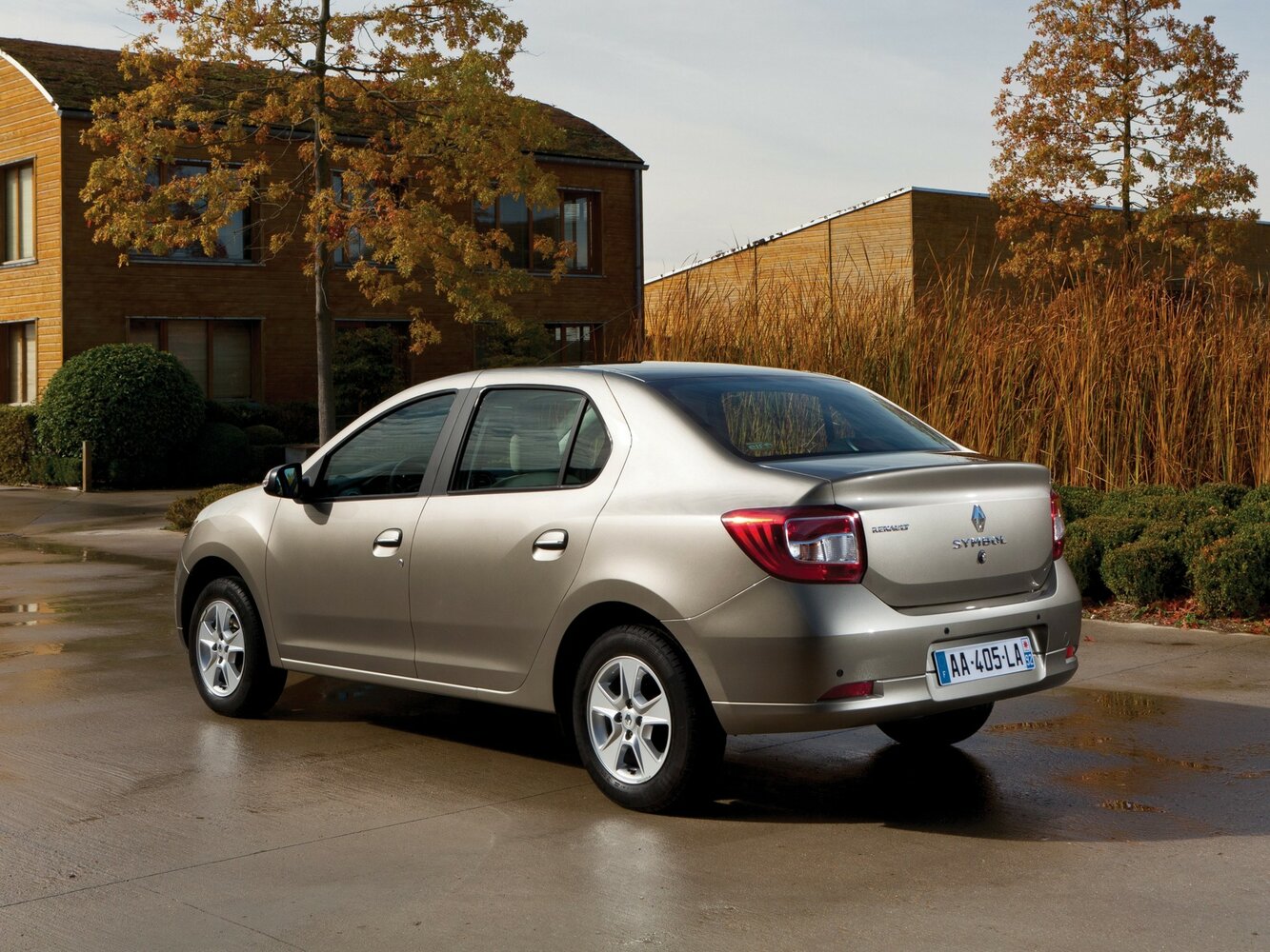 Renault Symbol, llI, 2012–2017, Седан: Вид сзади в три четверти