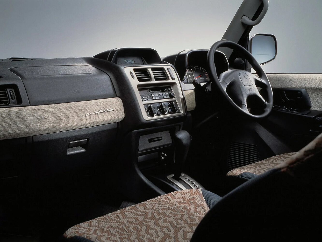 Mitsubishi Pajero iO, , 1998–2007, Внедорожник 5 дв.: Передняя часть салона