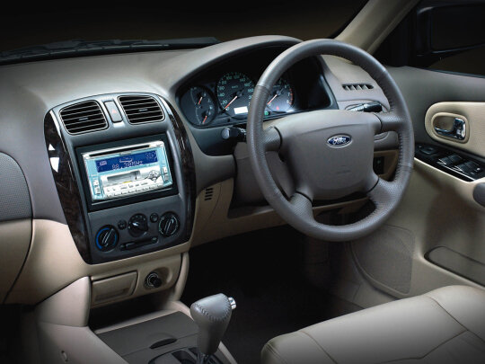 Ford Laser, IV, 1994–2003, Хэтчбек 5 дв.: Передняя часть салона