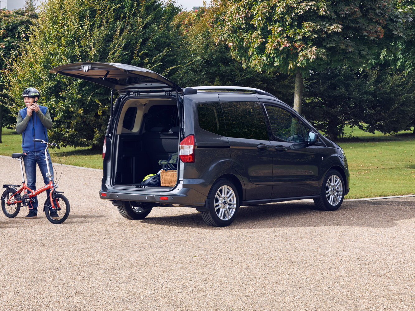 Ford Tourneo Courier, I Рестайлинг, 2018–2023, Компактвэн: Вид сзади в три четверти