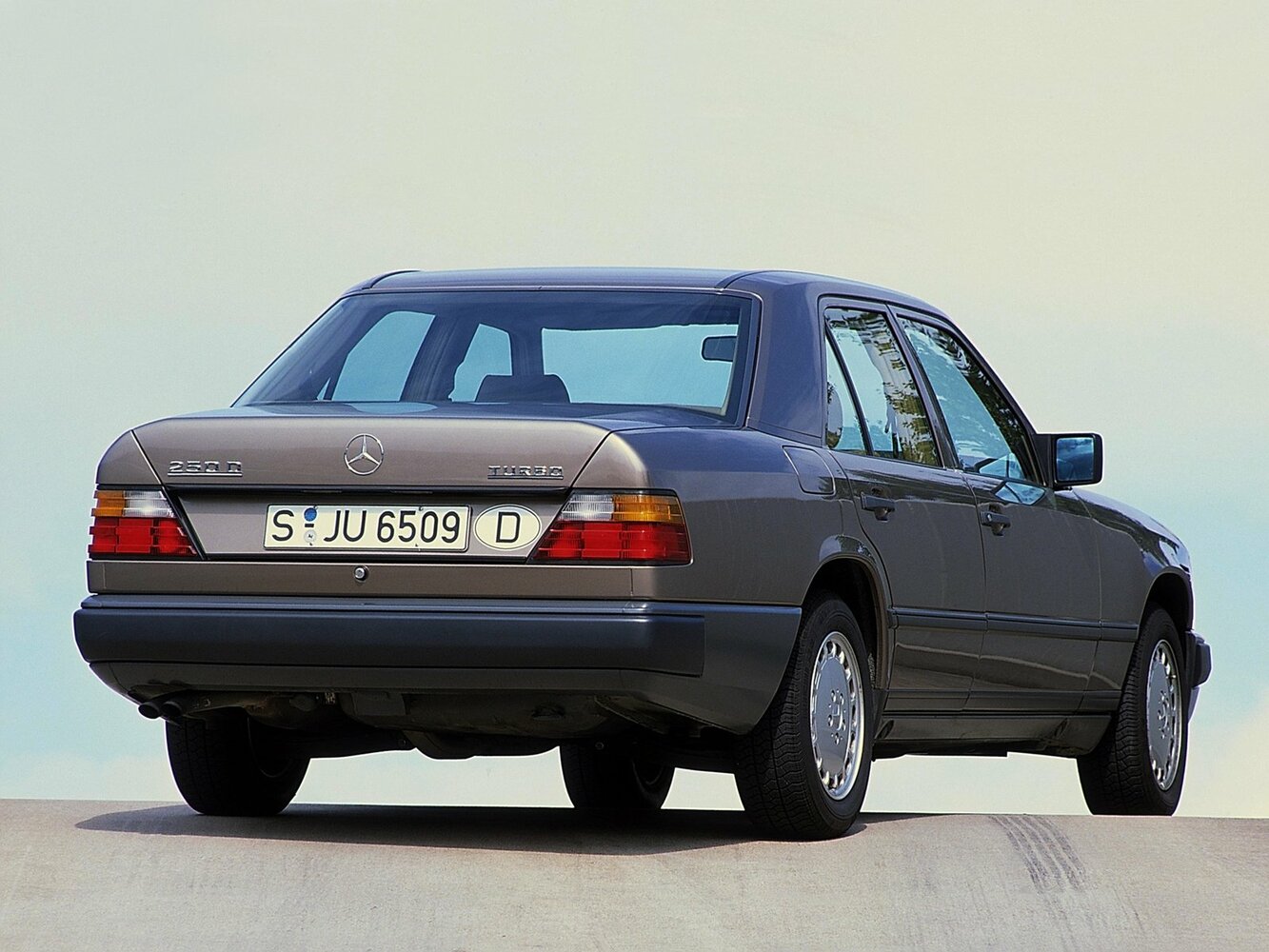 Mercedes-Benz W124, , 1984–1993, Седан: Вид сзади в три четверти