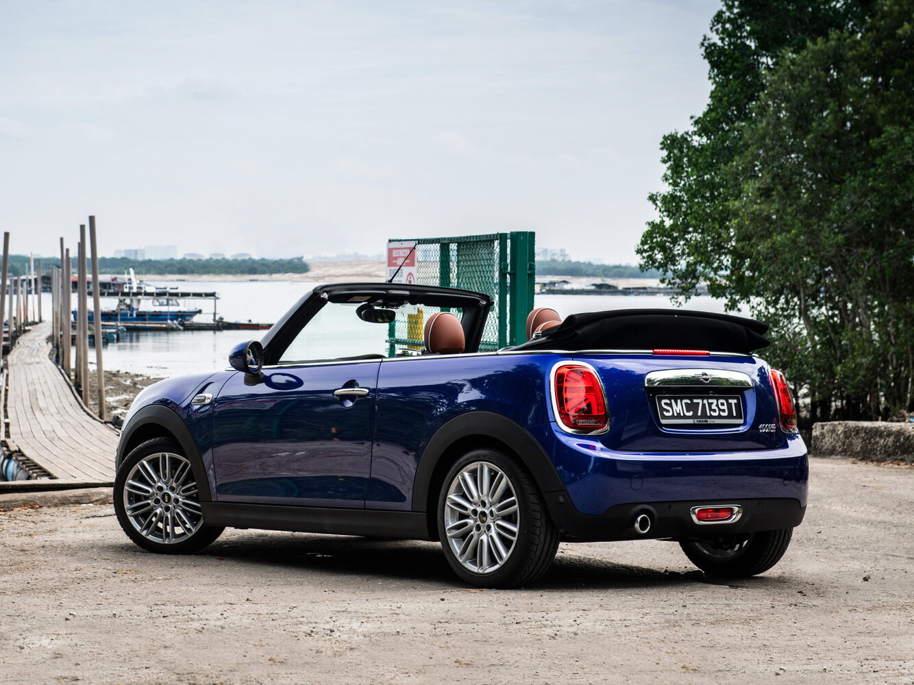 MINI Cabrio, III facelift, 2018–2021, Convertible: Rear three-quarter view