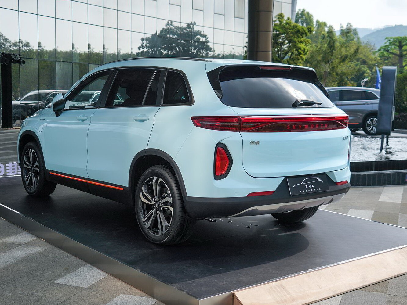 Skyworth EV6, , 2021–2026, Внедорожник 5 дв.: Вид сзади в три четверти