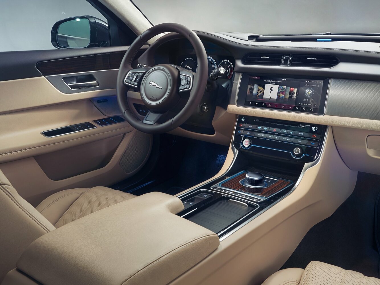 Jaguar XF, II, 2015–2020, Универсал 5 дв.: Передняя часть салона
