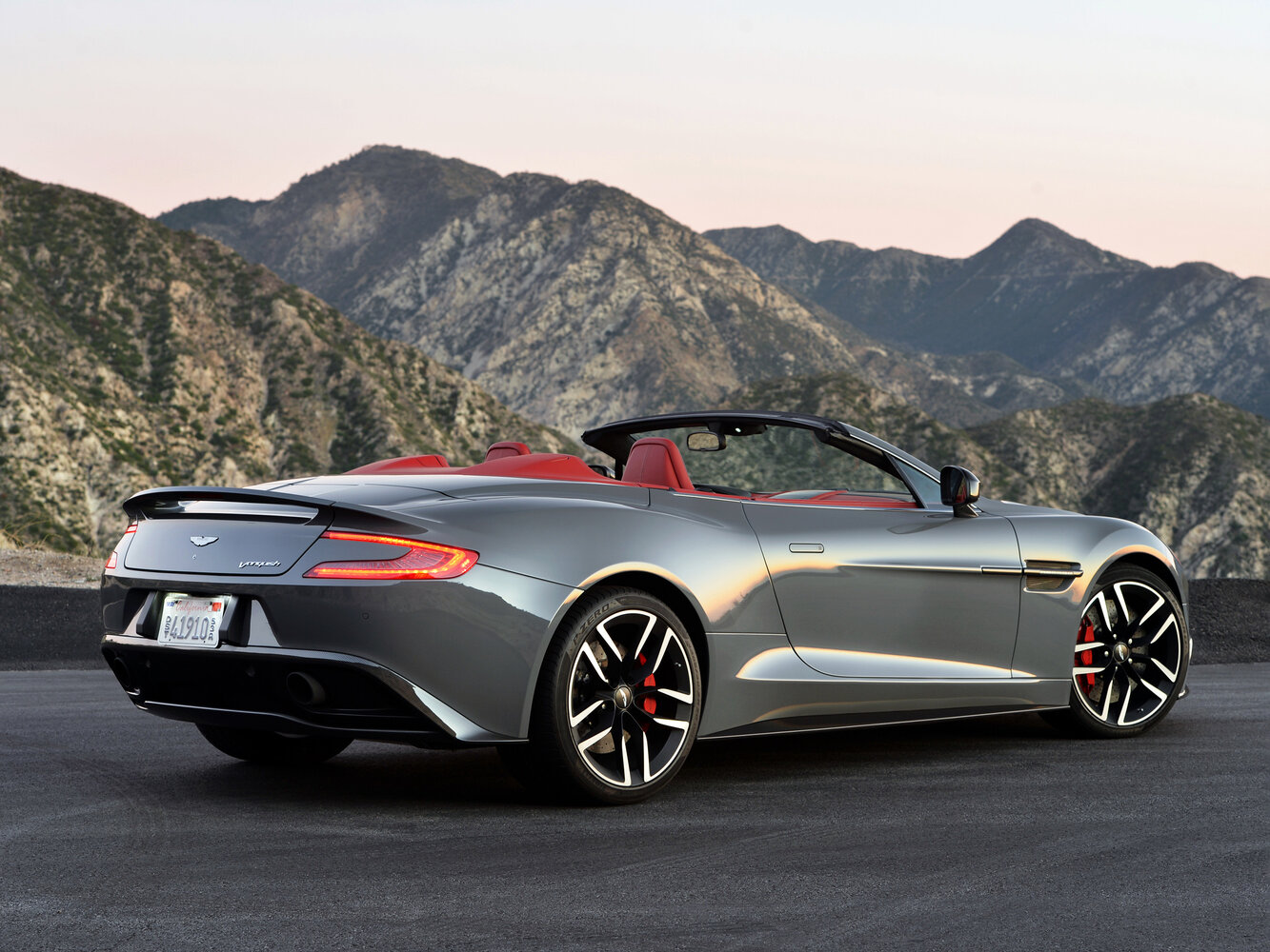 Aston Martin Vanquish, II, 2012–2018, Родстер Volante: Rear three-quarter view