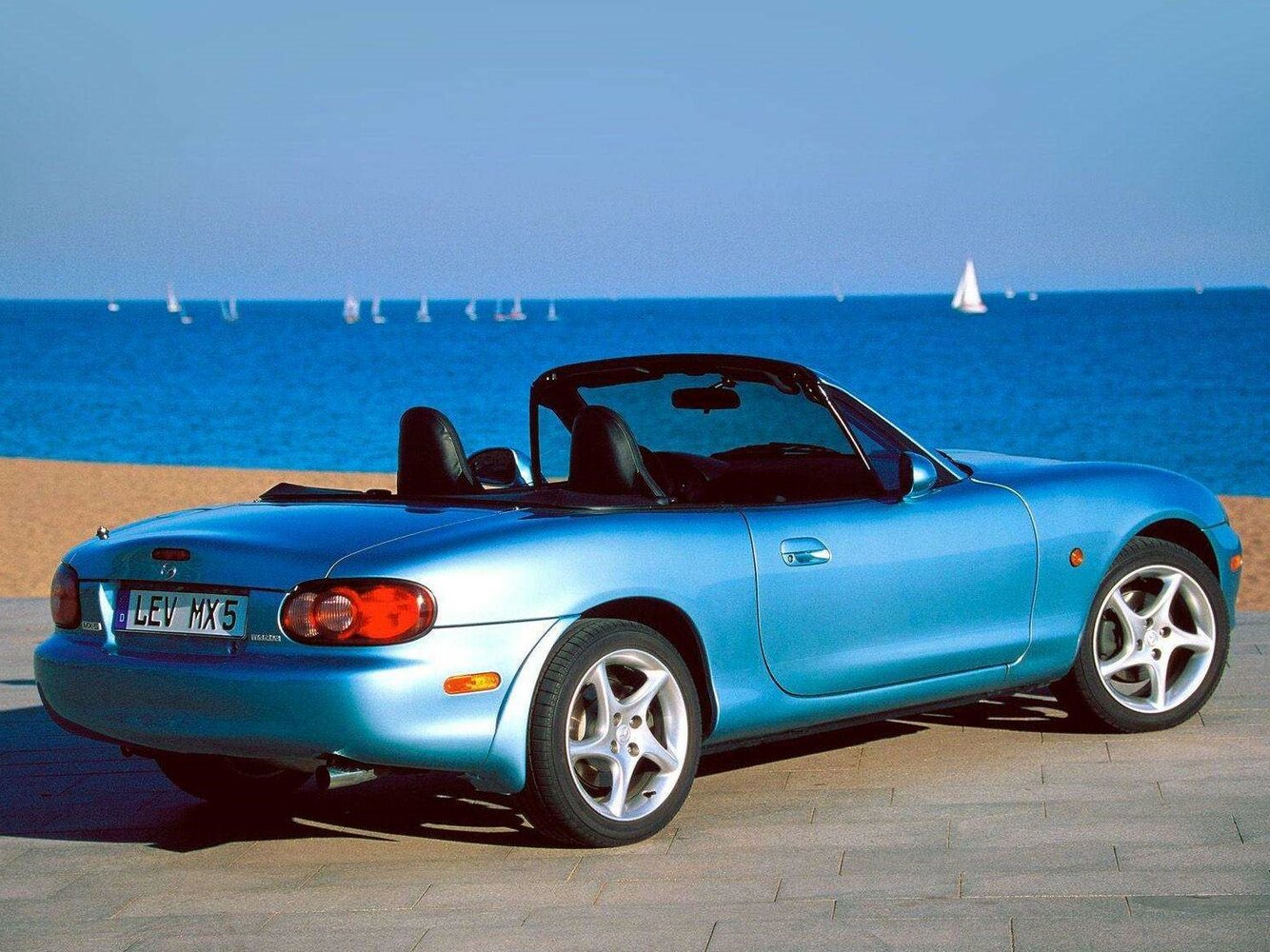 Mazda MX-5, II (NB) Рестайлинг, 2001–2005, Родстер: Вид сзади в три четверти