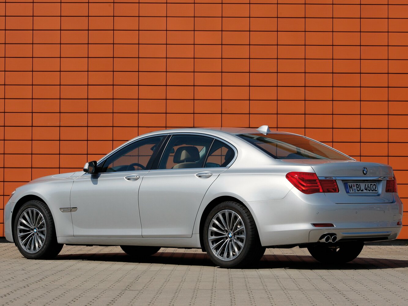 BMW 7 серии, V (F01/F02/F04), 2008–2012, Sedan: Rear three-quarter view