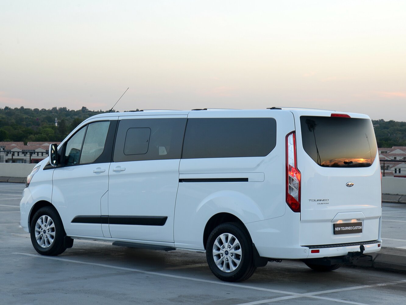 Ford Transit Custom, I Рестайлинг, 2017–2023, Фургон LWB Van: Вид сзади в три четверти