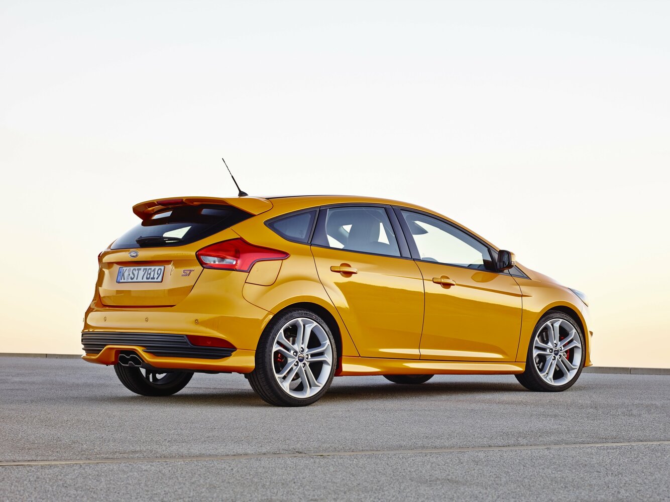 Ford Focus ST, III facelift, 2015–2018, Hatchback 5 door: Rear three-quarter view