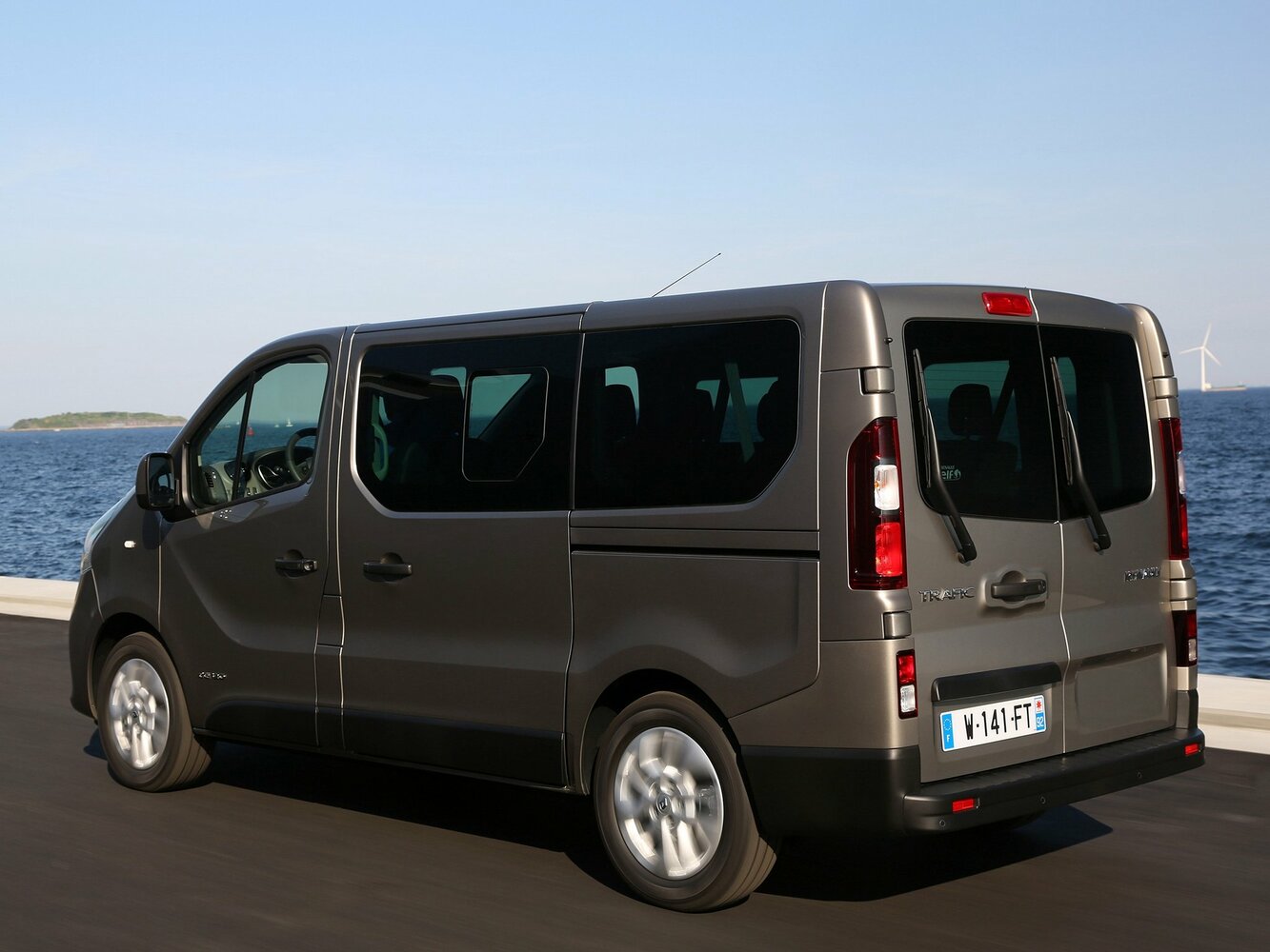 Renault Trafic, III, 2014–2021, Минивэн: Вид сзади в три четверти