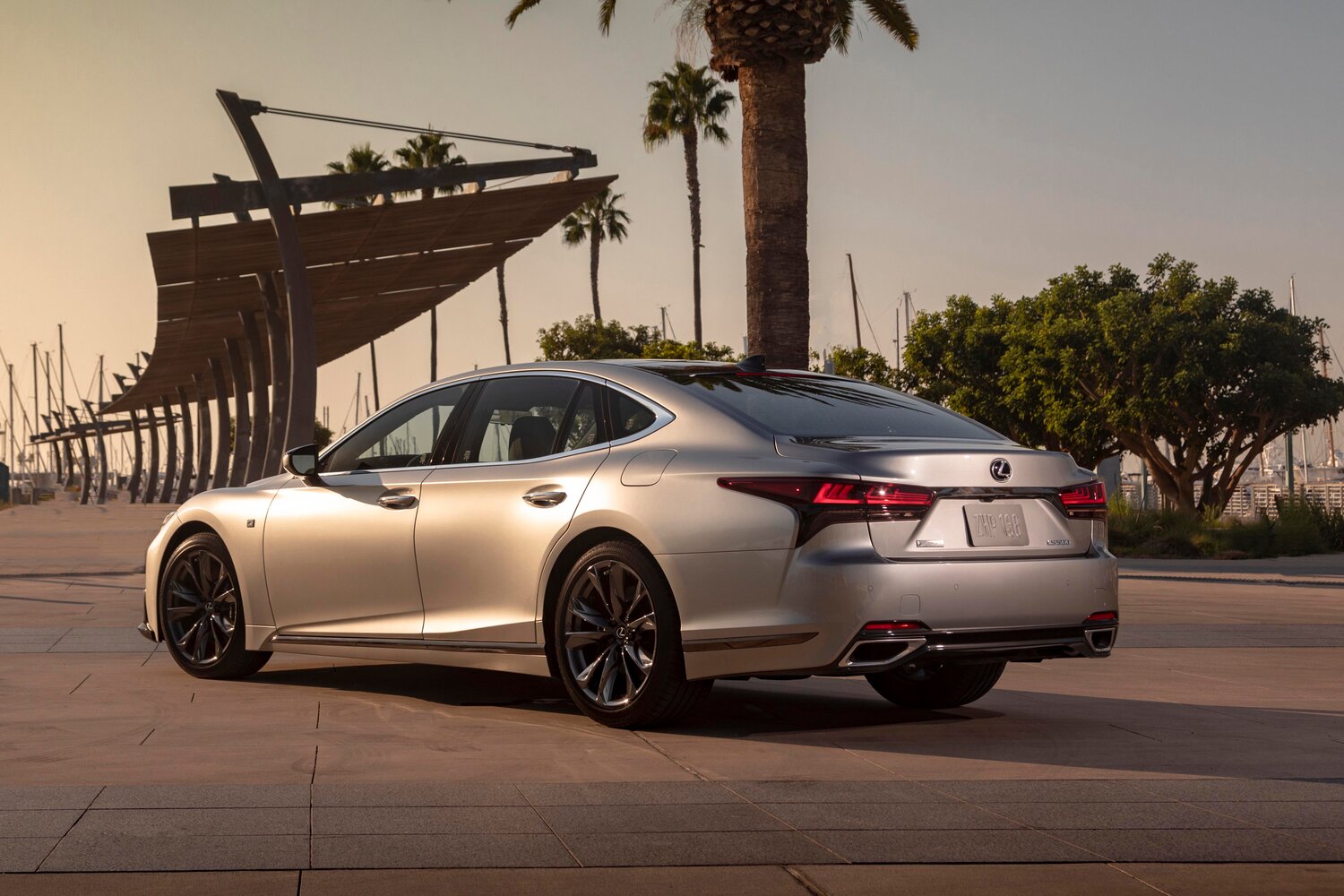 Lexus LS, V Рестайлинг, 2021–2026, Седан: Вид сзади в три четверти