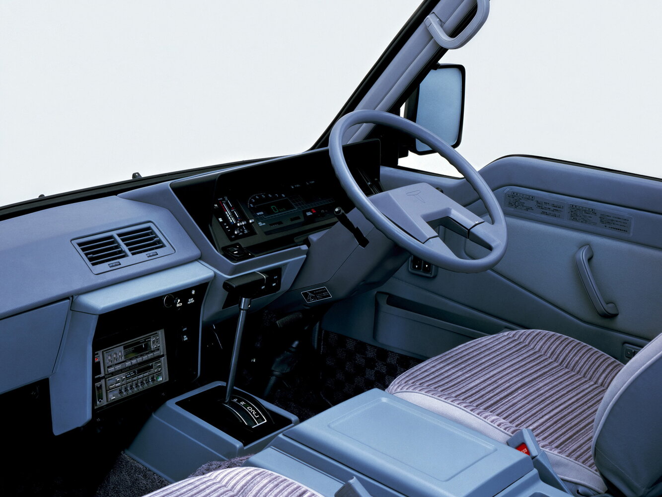 Toyota HiAce, H50 H60 H70, 1982–1989, Минивэн: Передняя часть салона