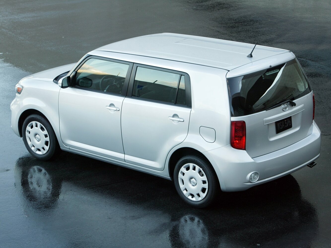 Scion xB, II, 2007–2010, Compact MPV: Rear three-quarter view