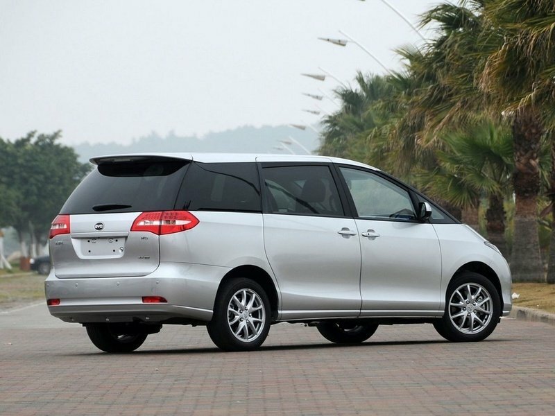 BYD M6, , 2010–2015, Минивэн: Вид сзади в три четверти