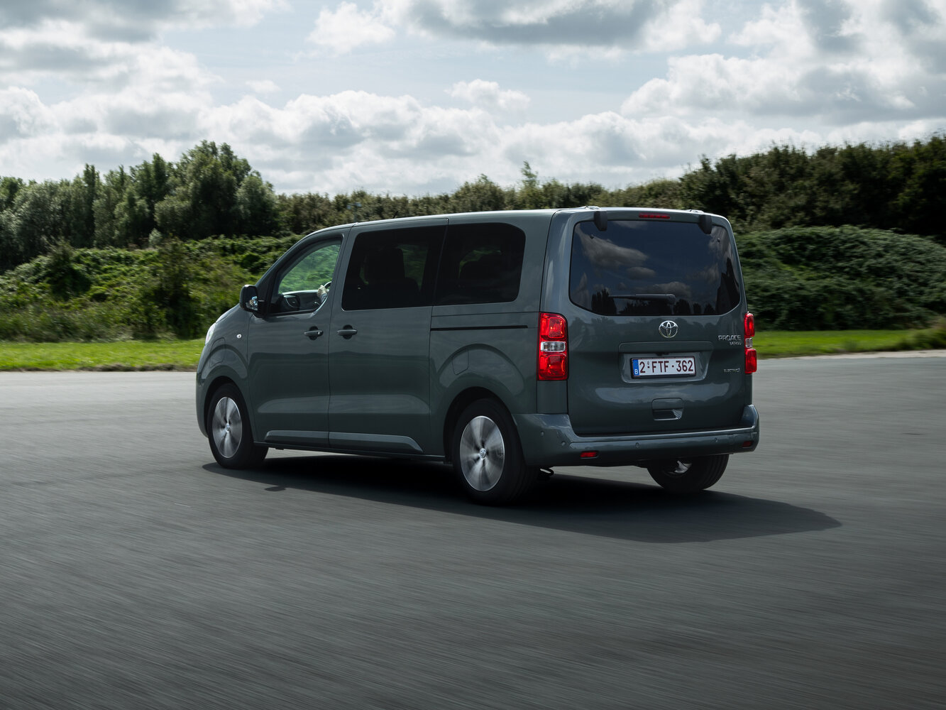 Toyota ProAce, II facelift, 2024–2026, Minivan Verso L1: Rear three-quarter view