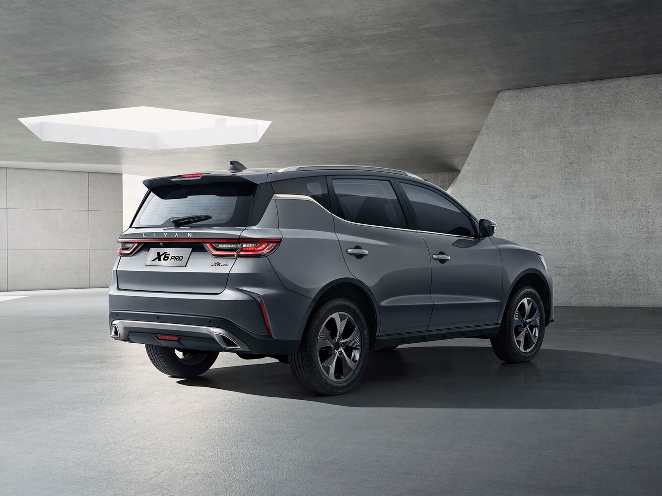 Livan X6 Pro, , 2023–2026, Внедорожник 5 дв.: Вид сзади в три четверти