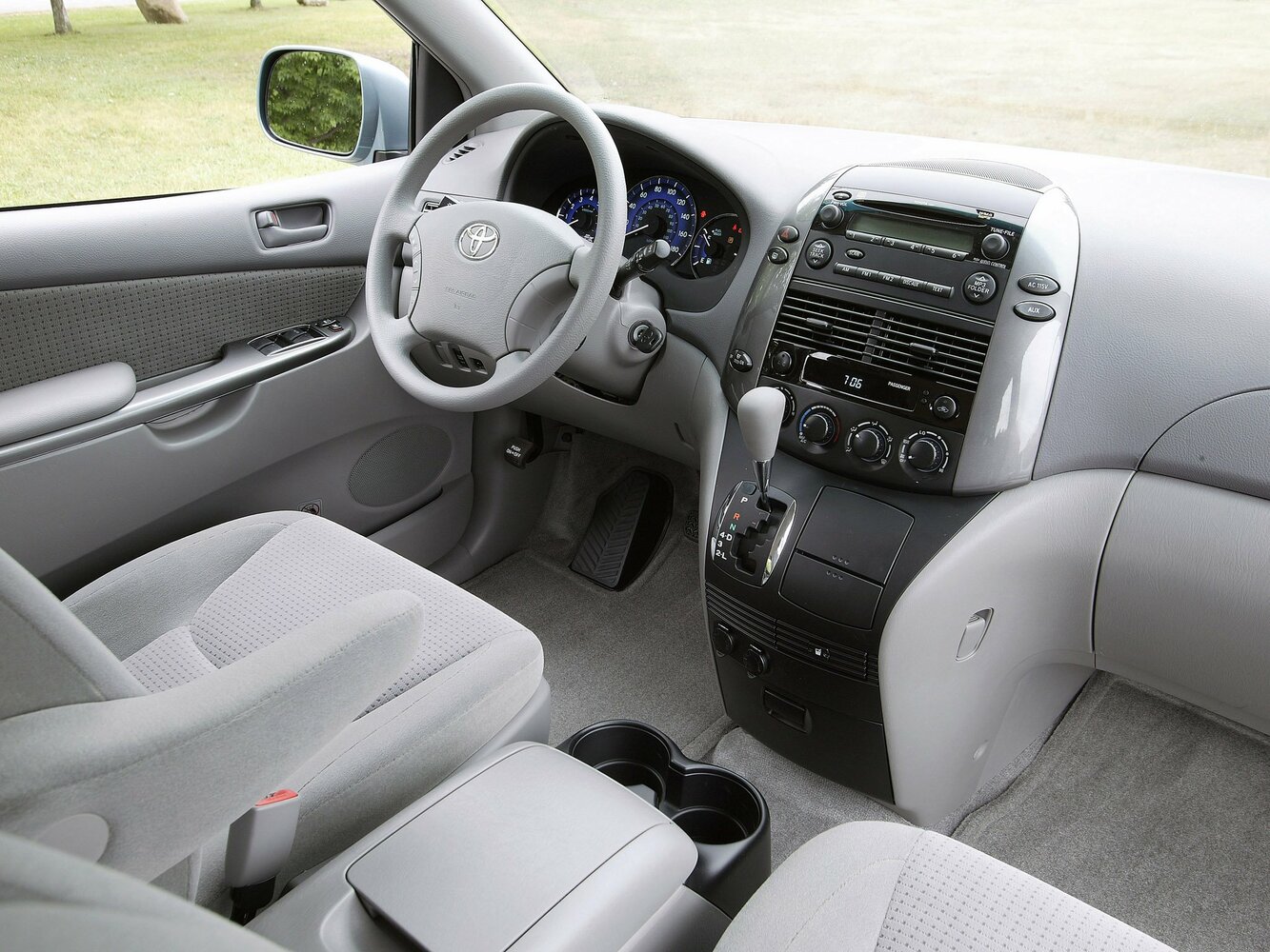 Toyota Sienna, II facelift, 2005–2010, Minivan: Front cabin
