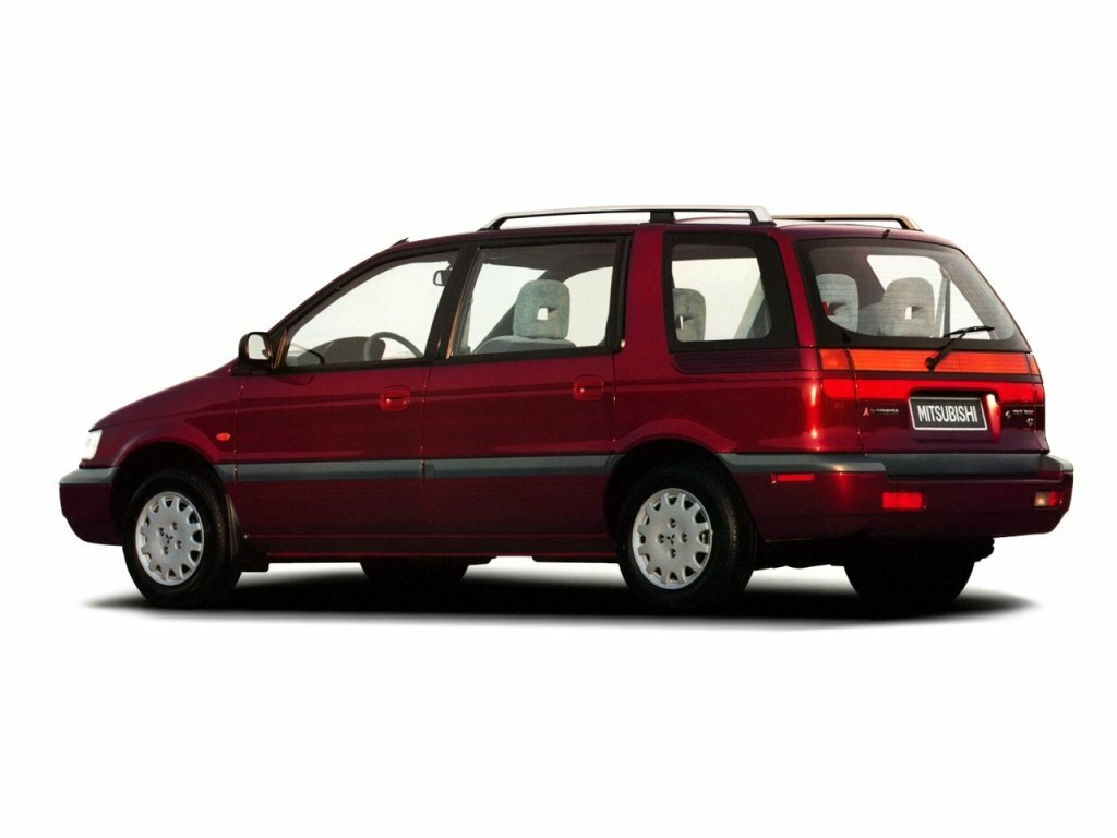 Mitsubishi Space Wagon, II, 1991–1998, Компактвэн: Вид сзади в три четверти