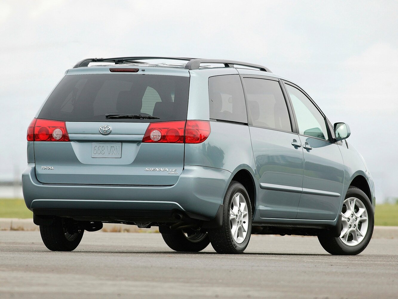 Toyota Sienna, II facelift, 2005–2010, Minivan: Rear three-quarter view