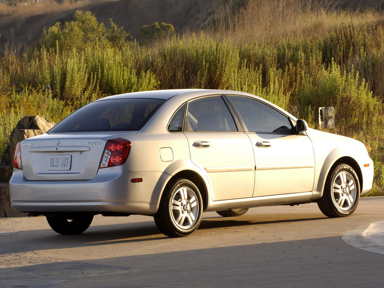 Suzuki Forenza, , 2003–2008, Седан: Вид сзади в три четверти