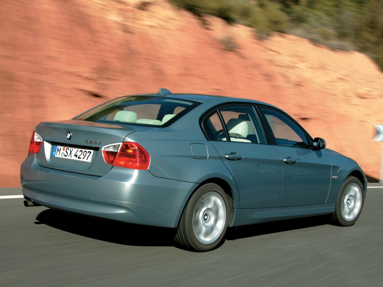 BMW 3 серии, V (E90/E91/E92/E93), 2004–2010, Седан: Вид сзади в три четверти