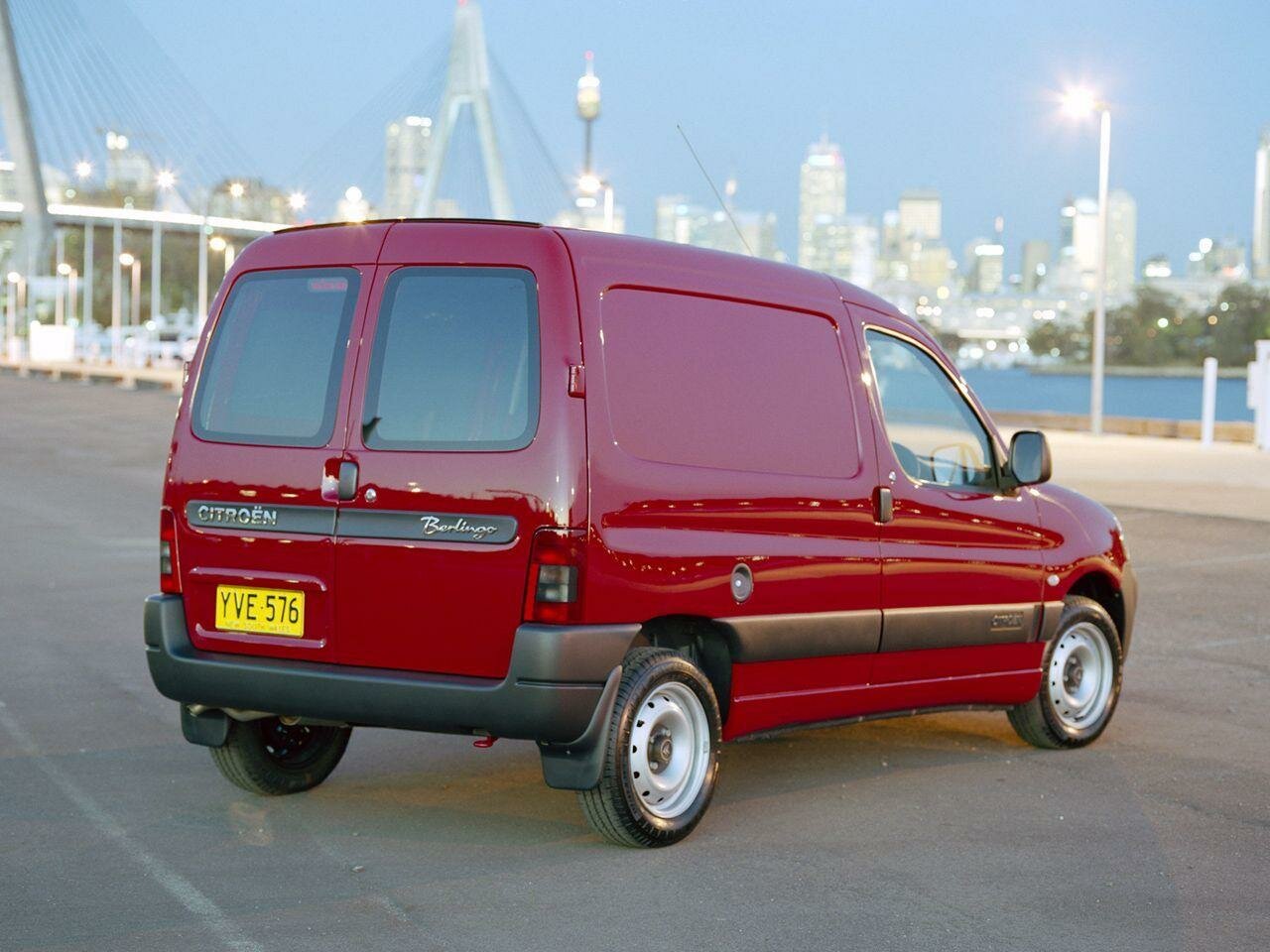 Citroen Berlingo, I Рестайлинг, 2002–2012, Фургон: Вид сзади в три четверти