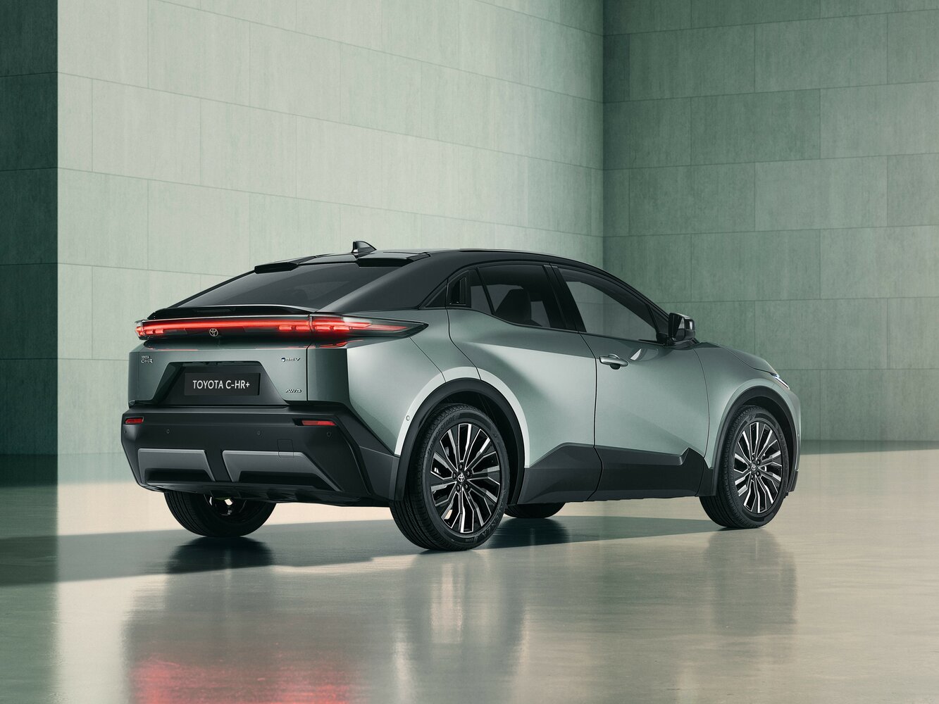 Toyota C-HR+, , 2025–2026, SUV 5 door: Rear three-quarter view