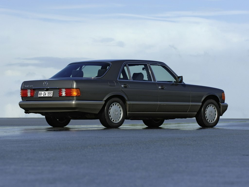 Mercedes-Benz S-Класс, II (W126) Рестайлинг, 1985–1991, Седан: Вид сзади в три четверти