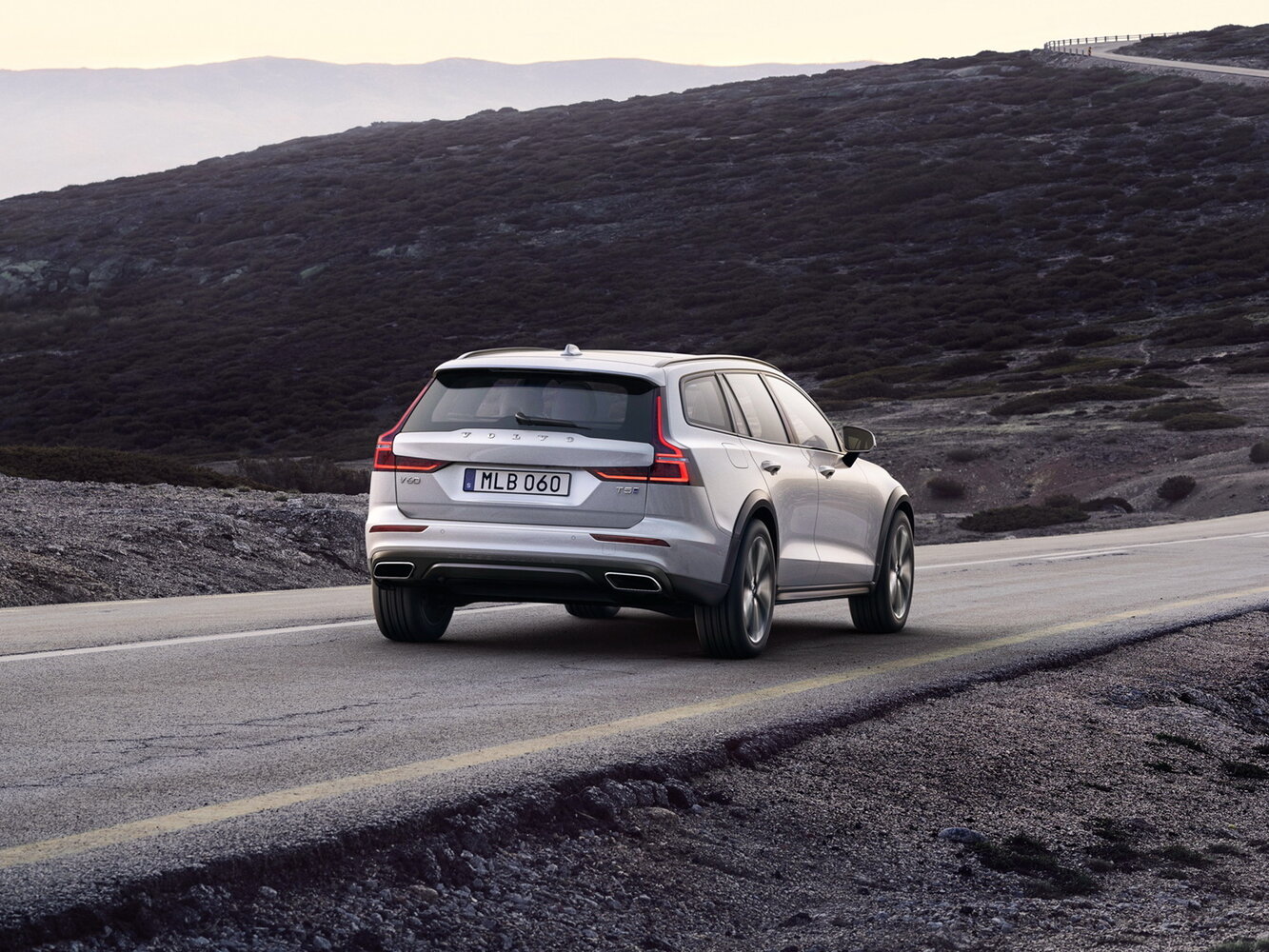 Volvo V60 Cross Country, II, 2018–2026, Универсал 5 дв.: Вид сзади в три четверти