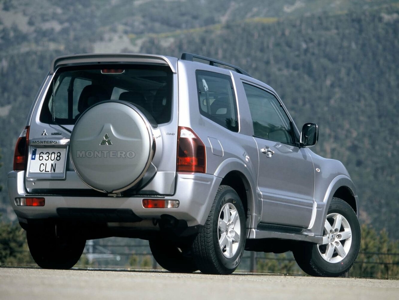 Mitsubishi Montero, III, 1999–2006, Внедорожник 3 дв.: Вид сзади в три четверти
