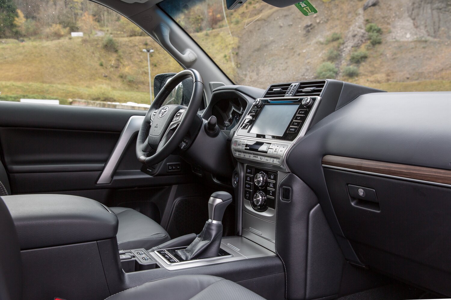 Toyota Land Cruiser Prado, 150 Series facelift 2, 2017–2020, SUV 5 door: Front cabin