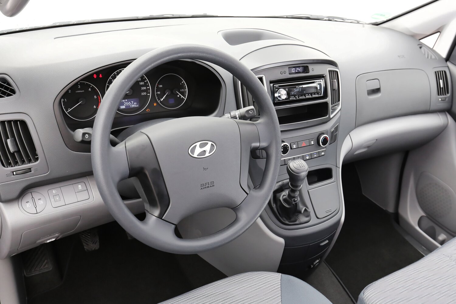 Hyundai H-1, II facelift, 2015–2018, Van: Front cabin