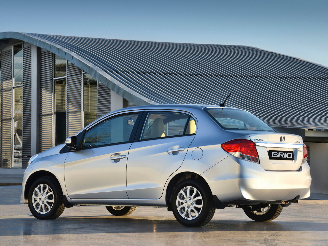 Honda Brio, I, 2011–2018, Sedan Amaze: Rear three-quarter view