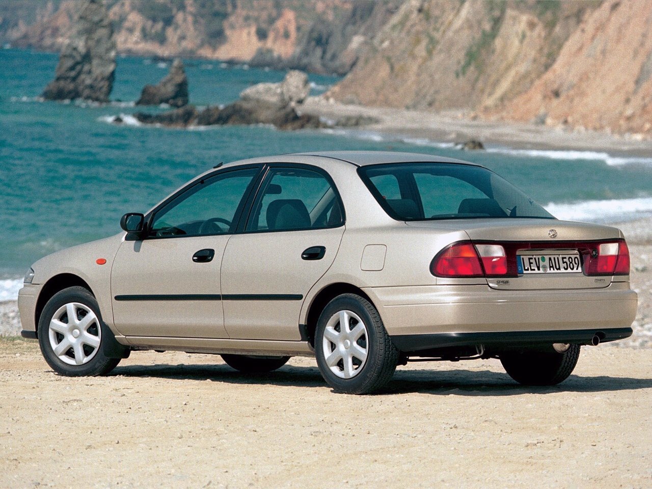 Mazda 323, V (BA), 1994–2000, Sedan: Rear three-quarter view