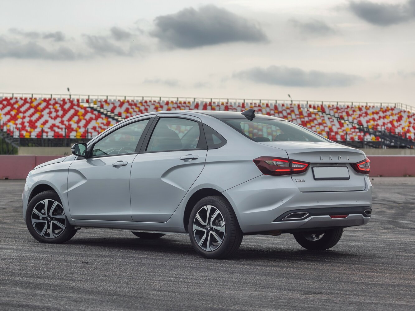 Lada (ВАЗ) Vesta, I Рестайлинг (NG), 2022–2026, Седан: Вид сзади в три четверти