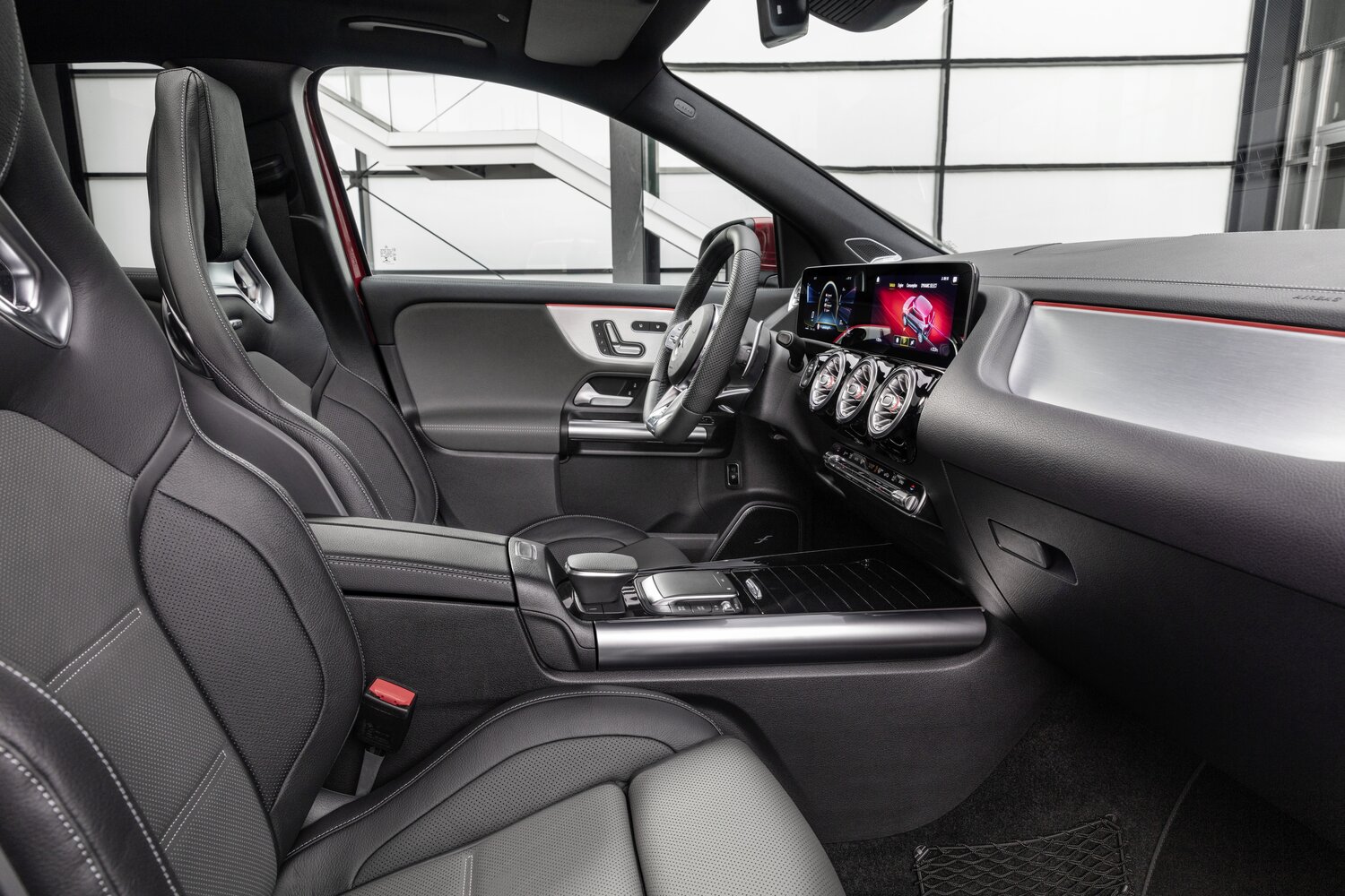Mercedes-Benz GLA AMG, II (H247), 2020–2023, Внедорожник 5 дв.: Передняя часть салона