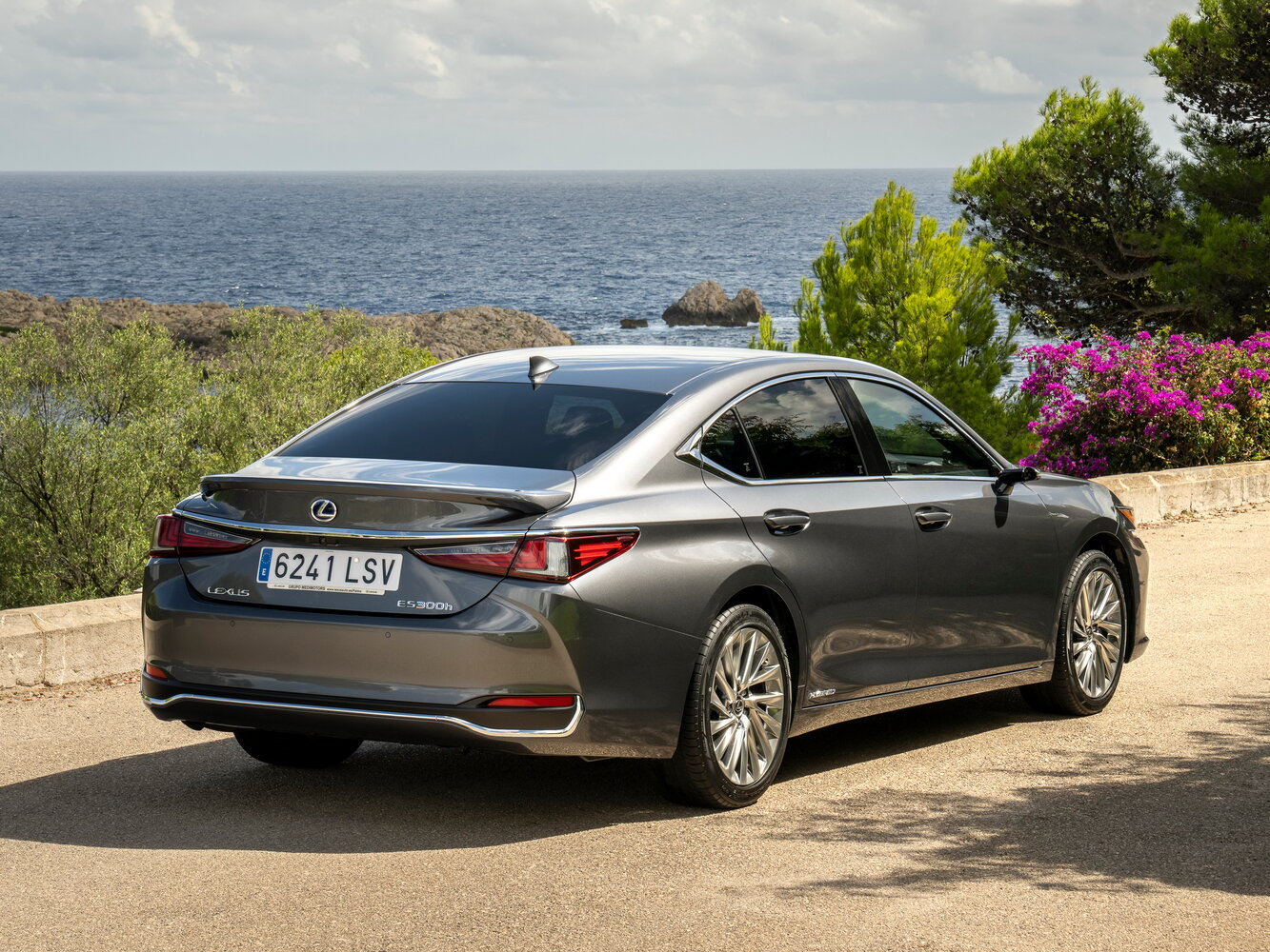 Lexus ES, VII facelift, 2021–2024, Sedan: Rear three-quarter view