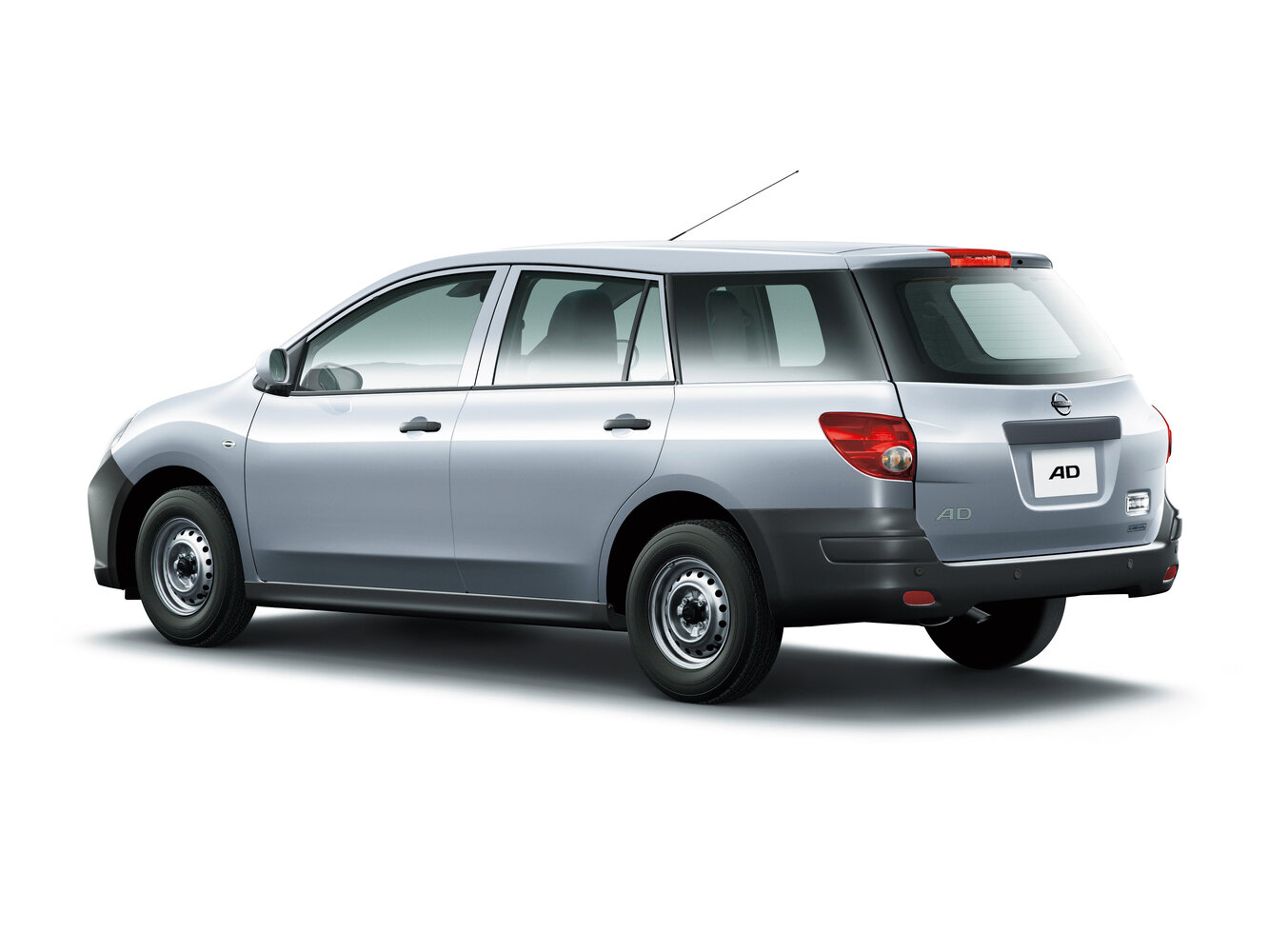 Nissan AD, III facelift, 2016–2025, Estate 5 door: Rear three-quarter view