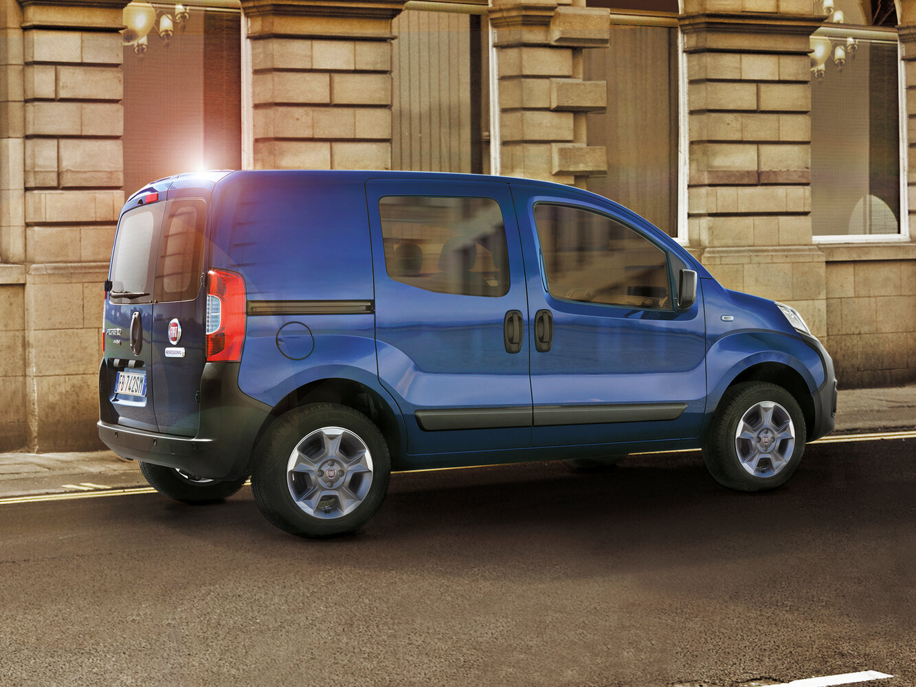Fiat Fiorino, III Рестайлинг, 2016–2024, Компактвэн: Вид сбоку