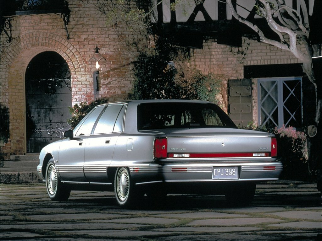 Oldsmobile Ninety-Eight, XI, 1991–1996, Sedan: Rear three-quarter view