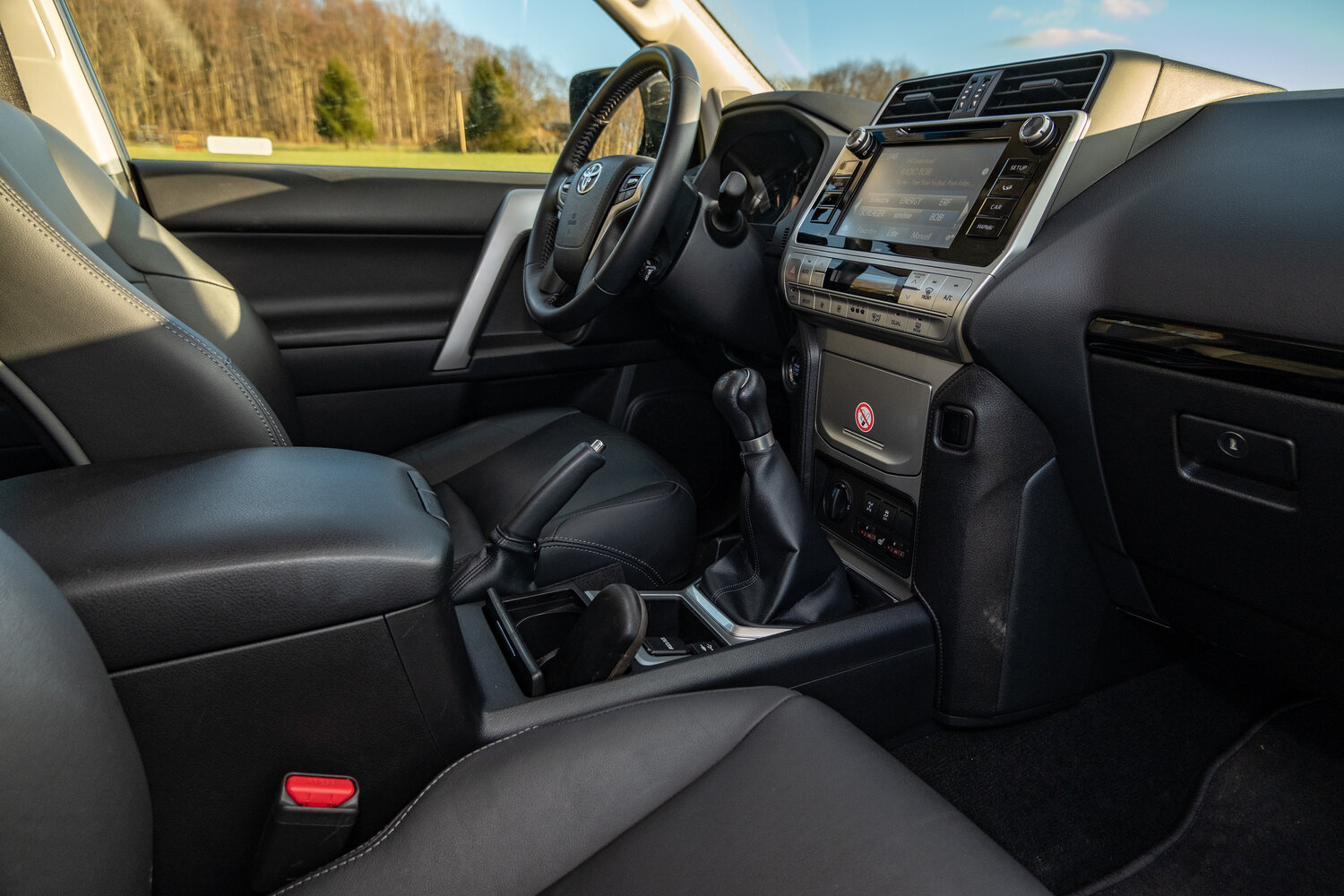 Toyota Land Cruiser Prado, 150 Series facelift 2, 2017–2020, SUV 3 door: Front cabin