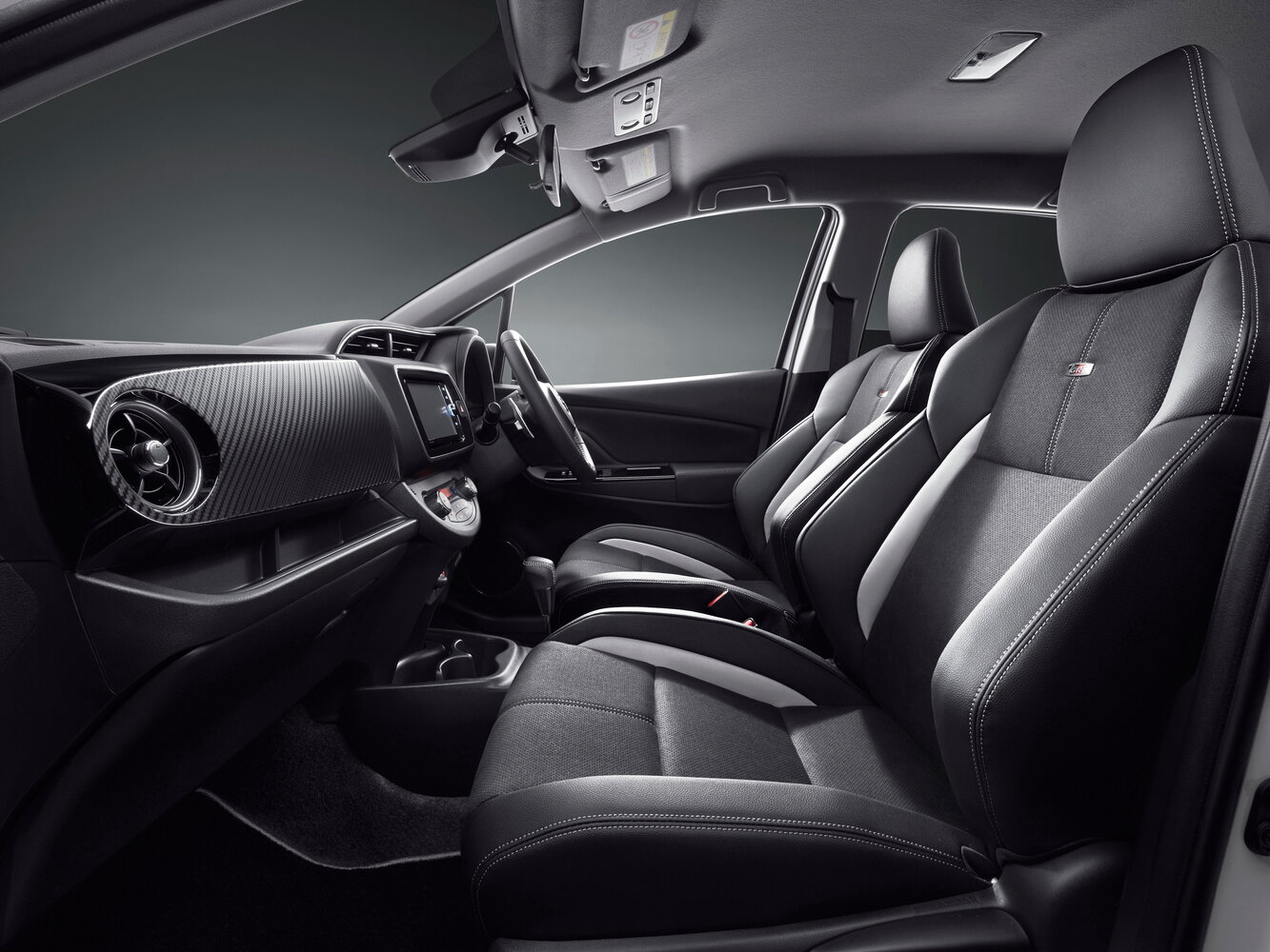 Toyota Vitz, III (XP130) facelift, 2014–2019, Hatchback 3 door GRMN: Front cabin