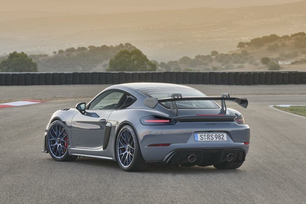 Porsche Cayman GT4, II 718 (982), 2019–2026, Купе RS: Вид сзади в три четверти