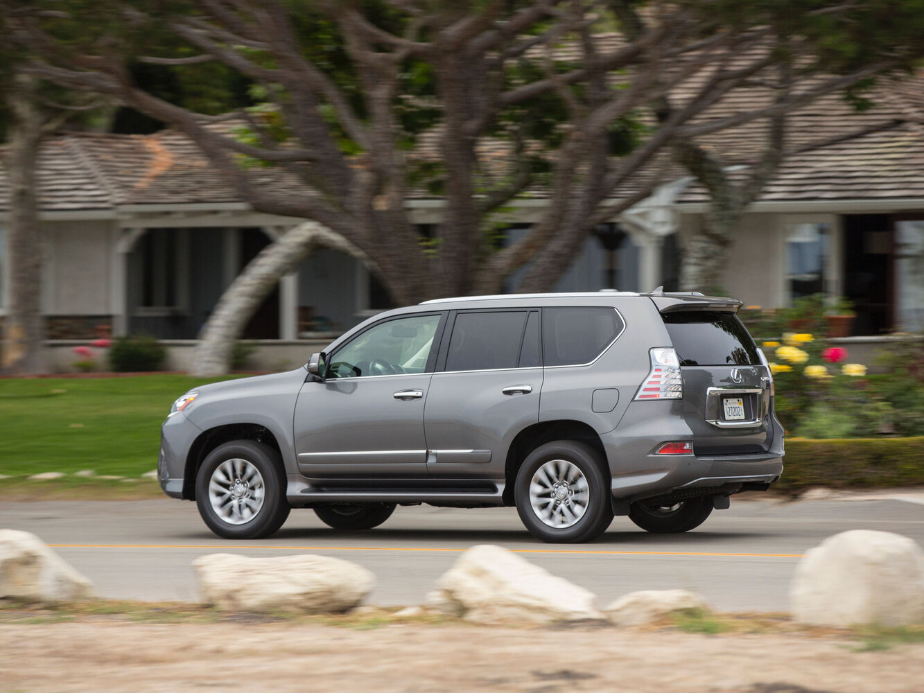 Lexus GX, II Рестайлинг, 2013–2019, Внедорожник 5 дв.: Вид сзади в три четверти